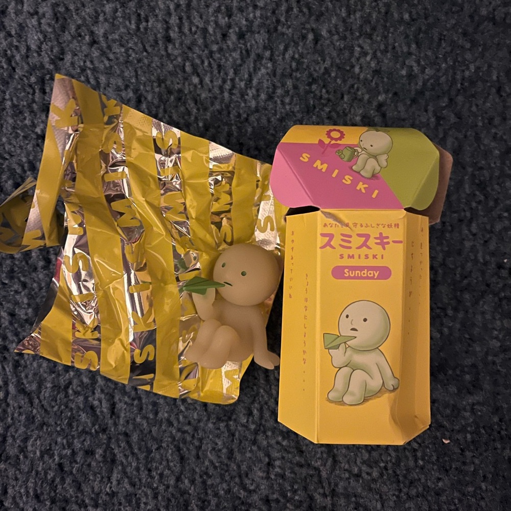 SMISKI Sunday Series Paper Airplane GLOW IN THE DARK Figure Dreams